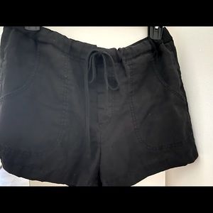 Vince linen shorts. Size M. Can be worn high or low waisted. Drawstring.